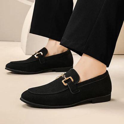 Suède loafer met metalen gespdetail