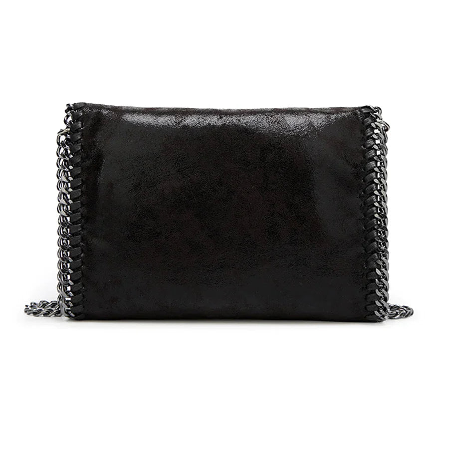 Suède clutch met kettingversiering