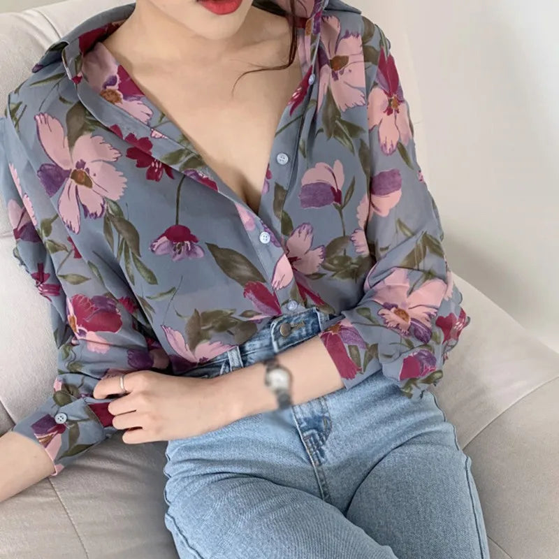 Chiffon blouse met lange mouwen en gebloemde V-halslijn