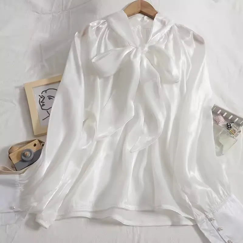 Lieve strikjes Glanzende blouse