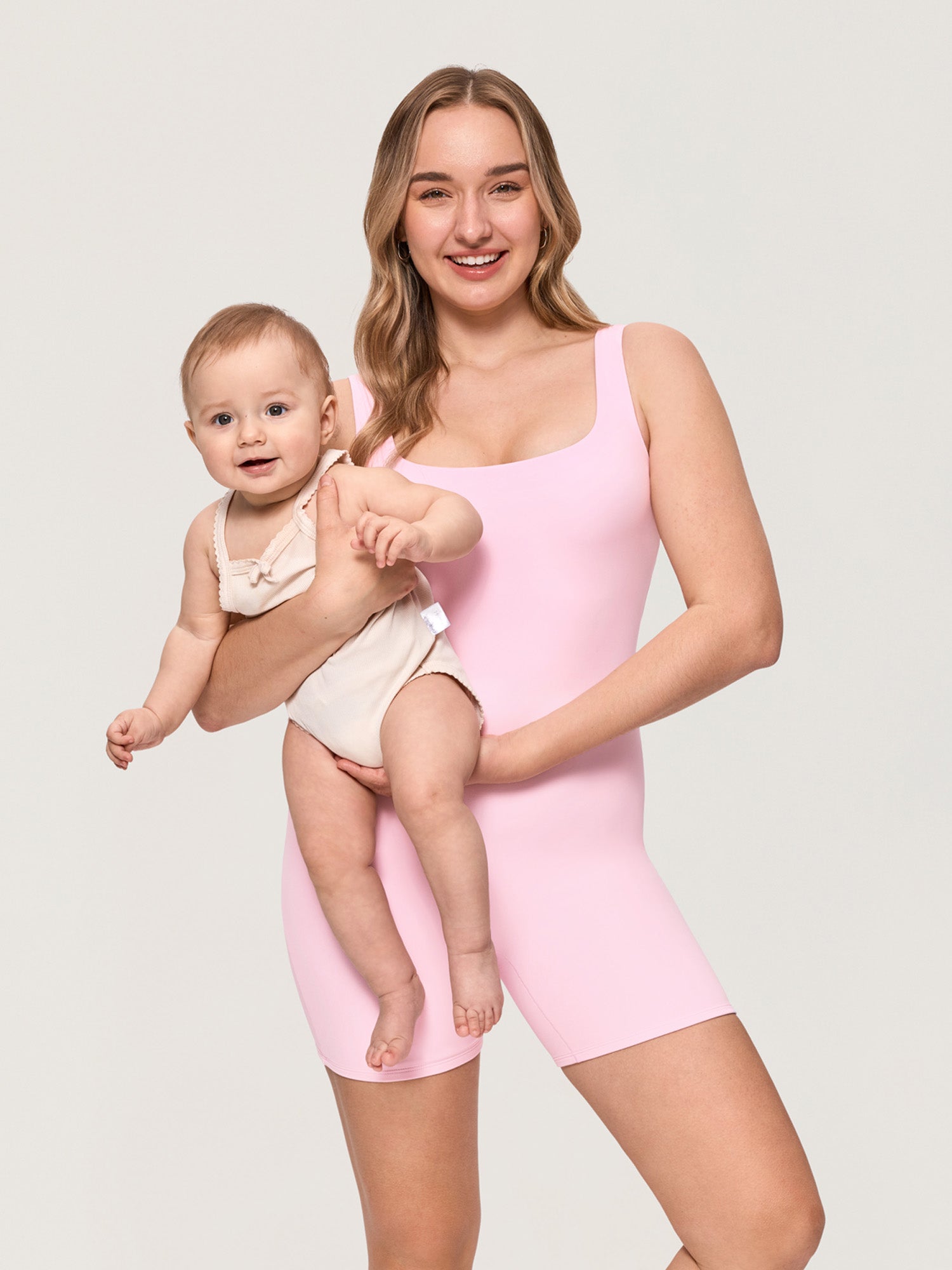 Zwangerschapsplaysuit met vierkante hals – Airsofta romper met ingebouwde bh