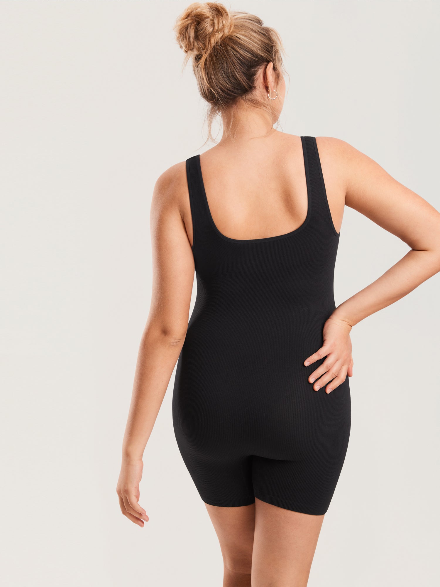 Zwangerschapsplaysuit in ribstof – romper met vierkante hals