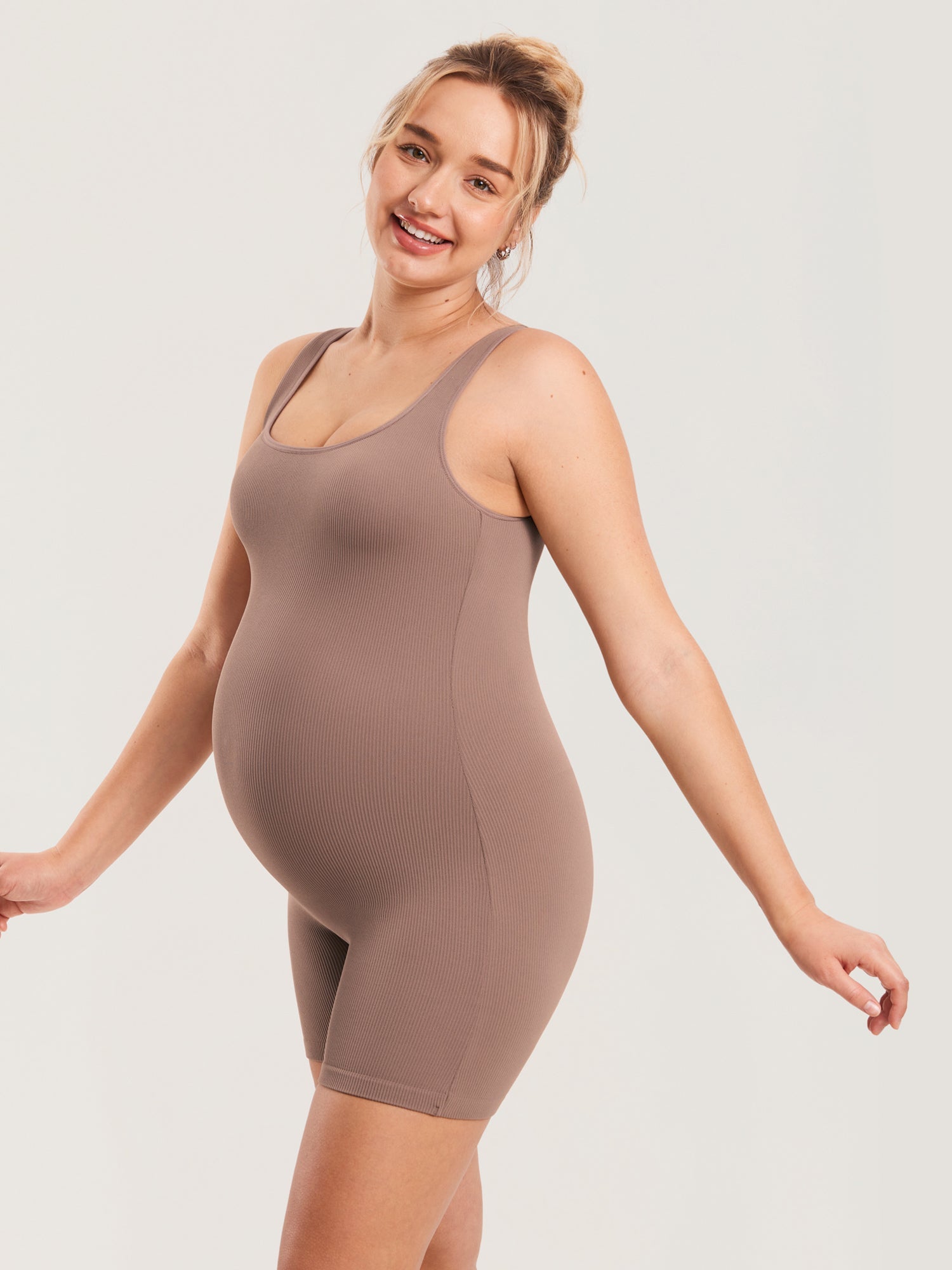 Zwangerschapsplaysuit in ribstof – romper met vierkante hals