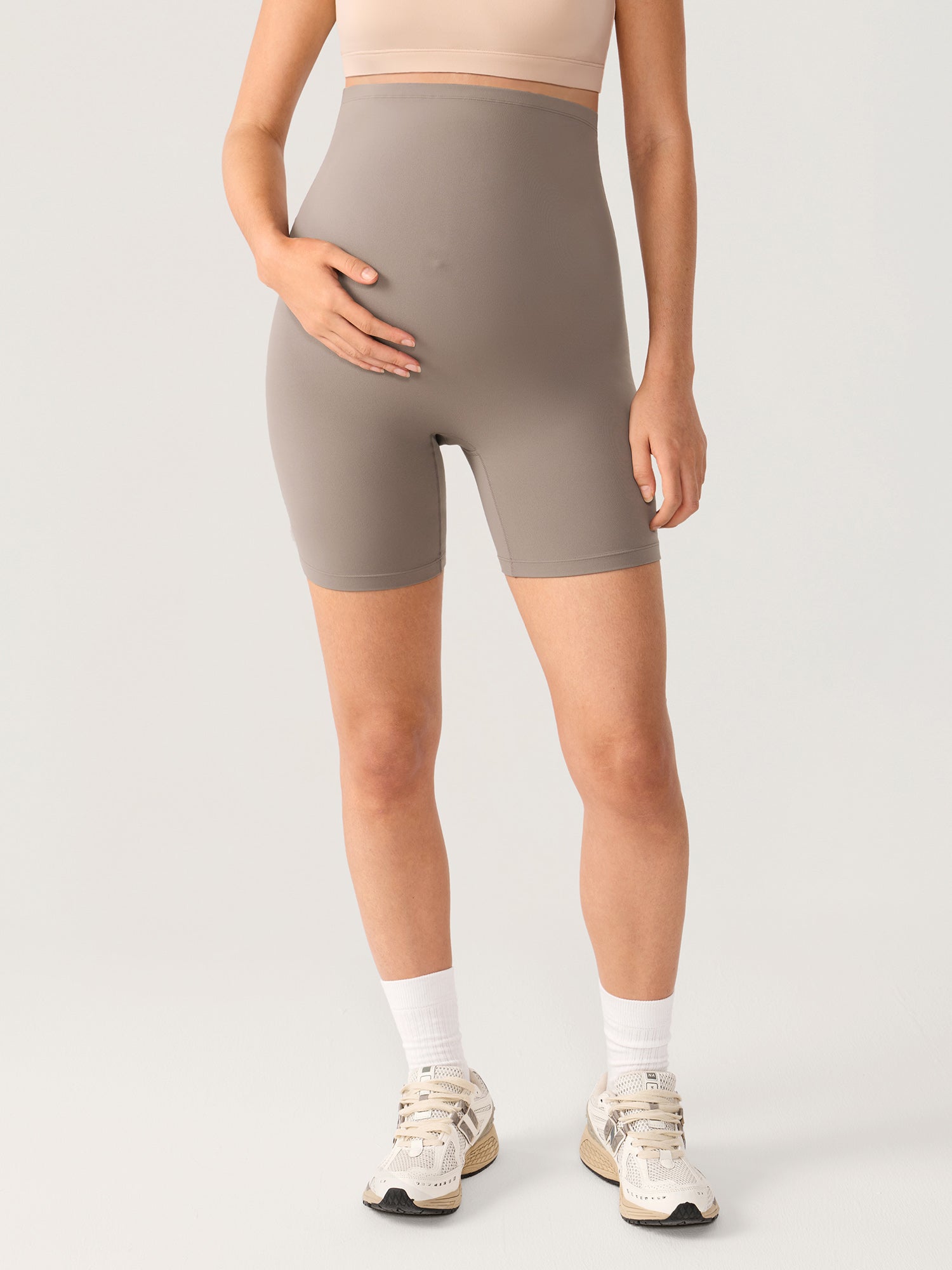 Zwangerschapsshort met naadloze voorkant – Natrelax® hoge taille, 15 cm – Khaki taupe