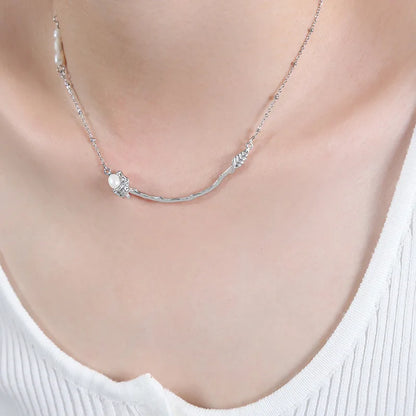 Delicate ketting met gebogen staaf en enkele parel versiering