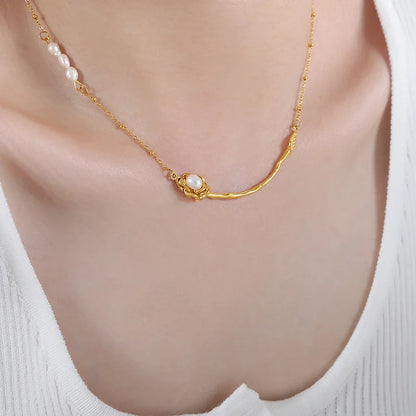 Delicate ketting met gebogen staaf en enkele parel versiering