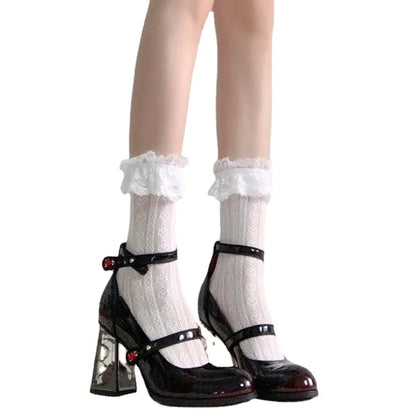 Lakleren pumps met enkelbandje en versierde blokhak
