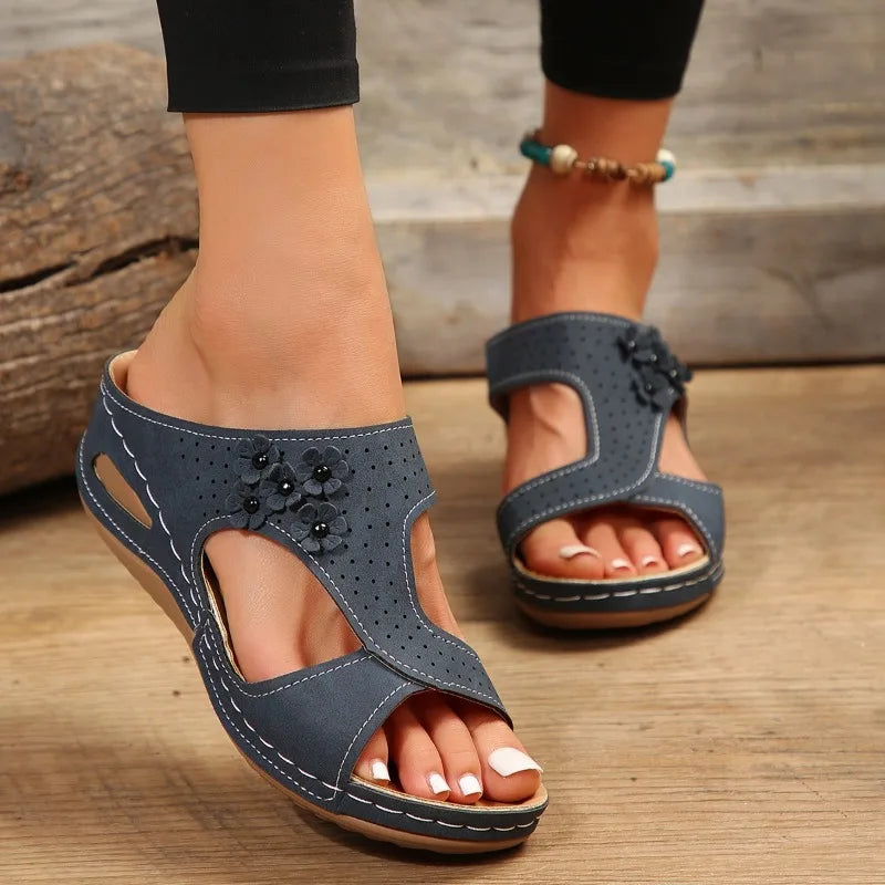 Zomerse sandalen met sleehak en retro bloemenpatroon