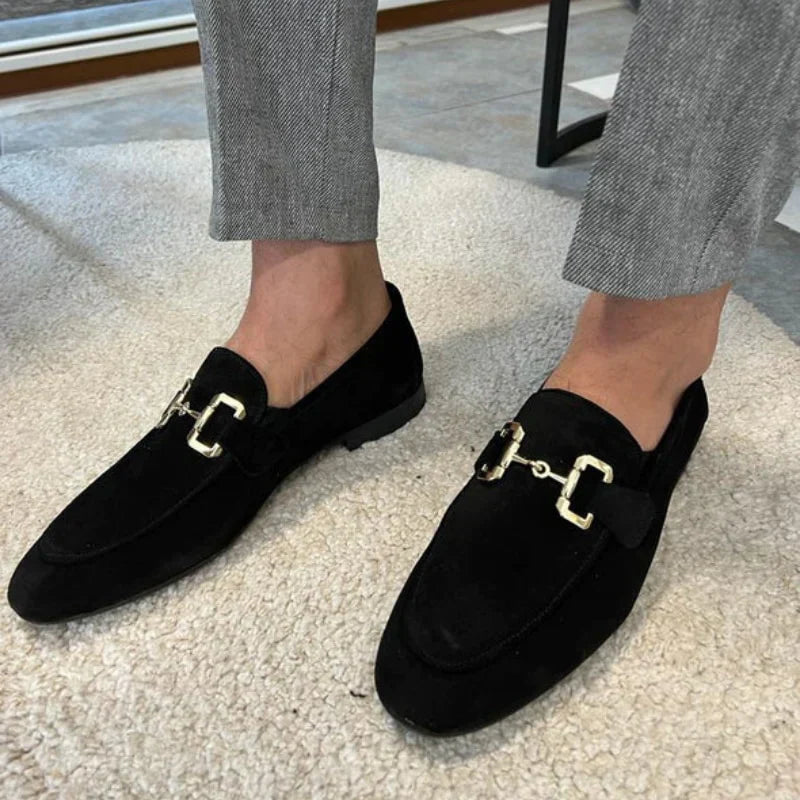 Suède loafer met metalen gespdetail