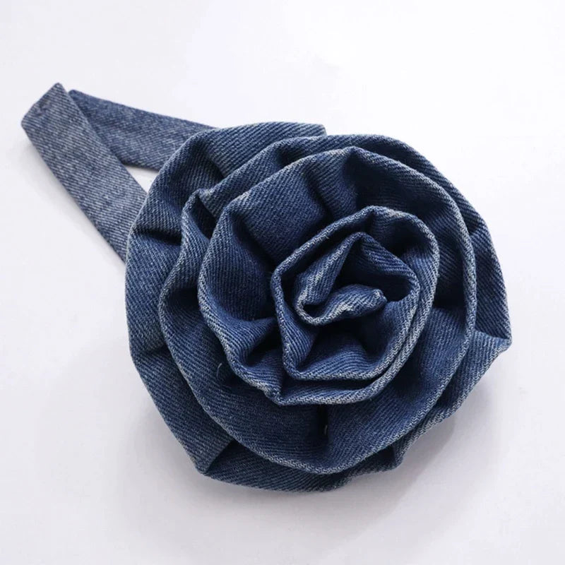 Denim bandeau top met gebloemde choker