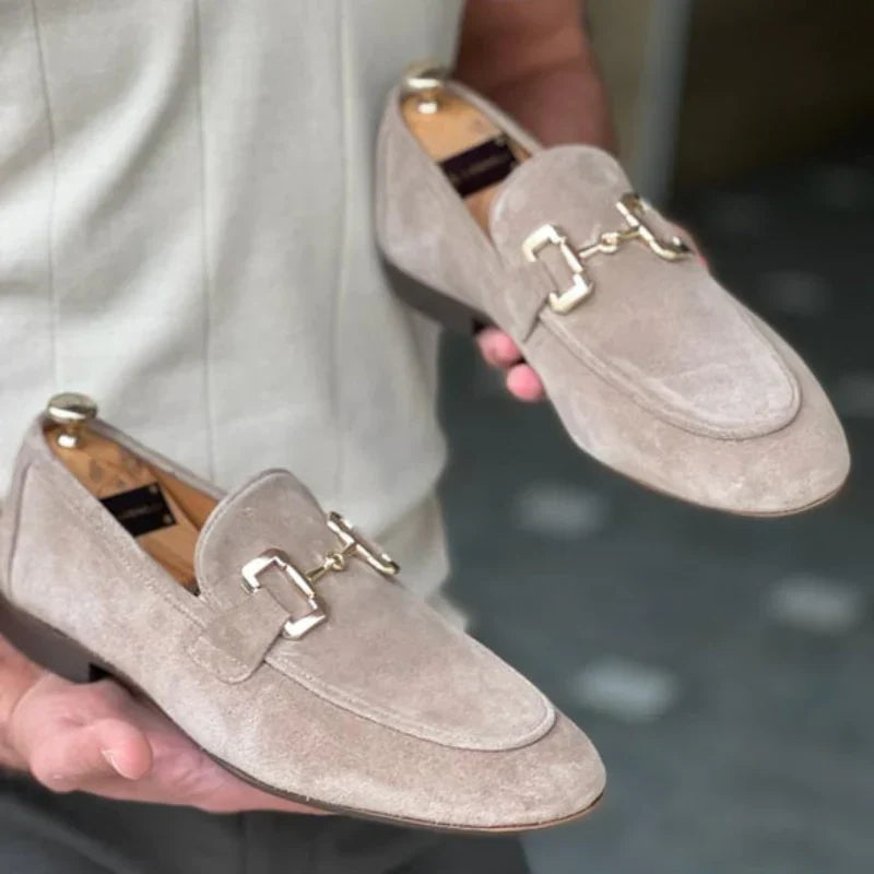 Suède loafer met metalen gespdetail