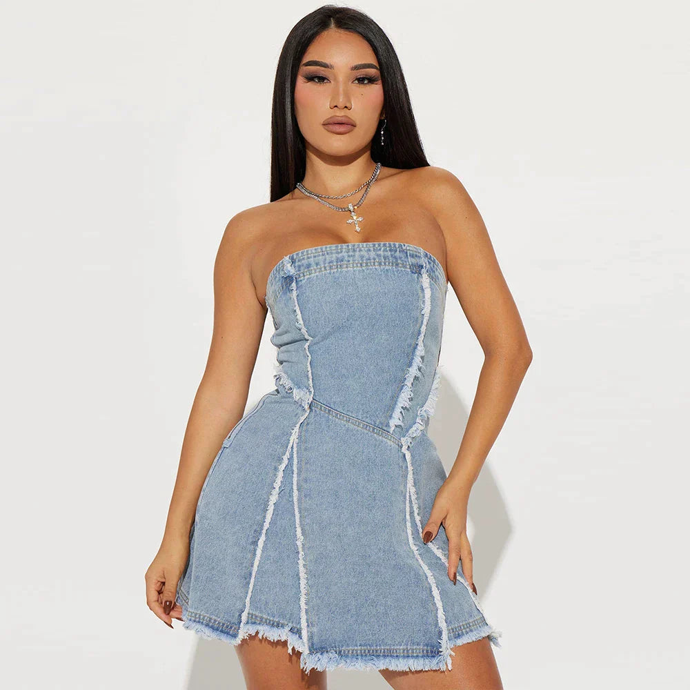 Strapless denim jurk met gerafelde zoom