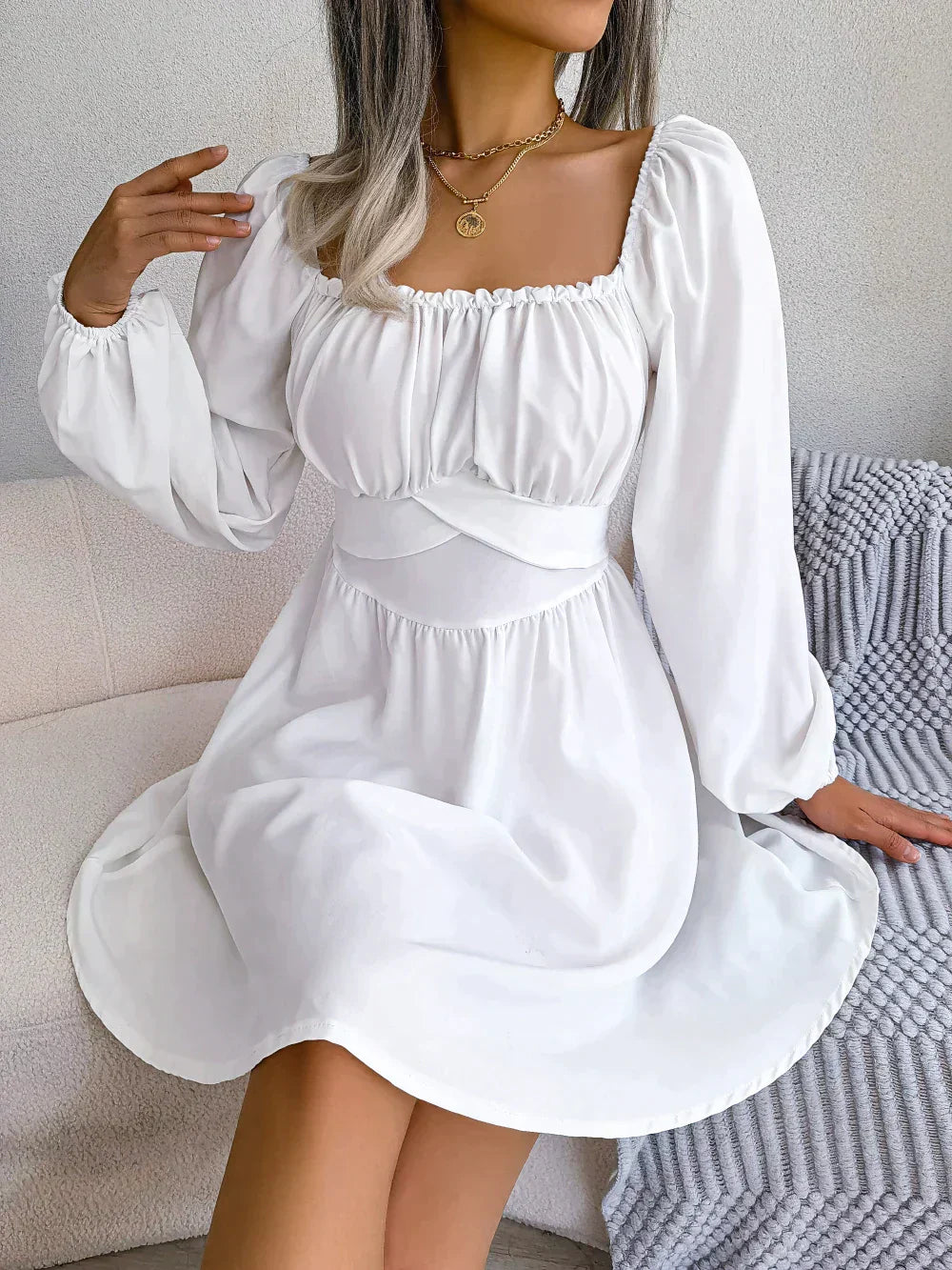 Getailleerde jurk met ruches