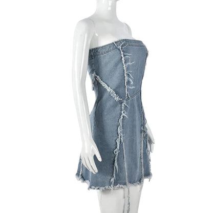 Strapless denim jurk met gerafelde zoom