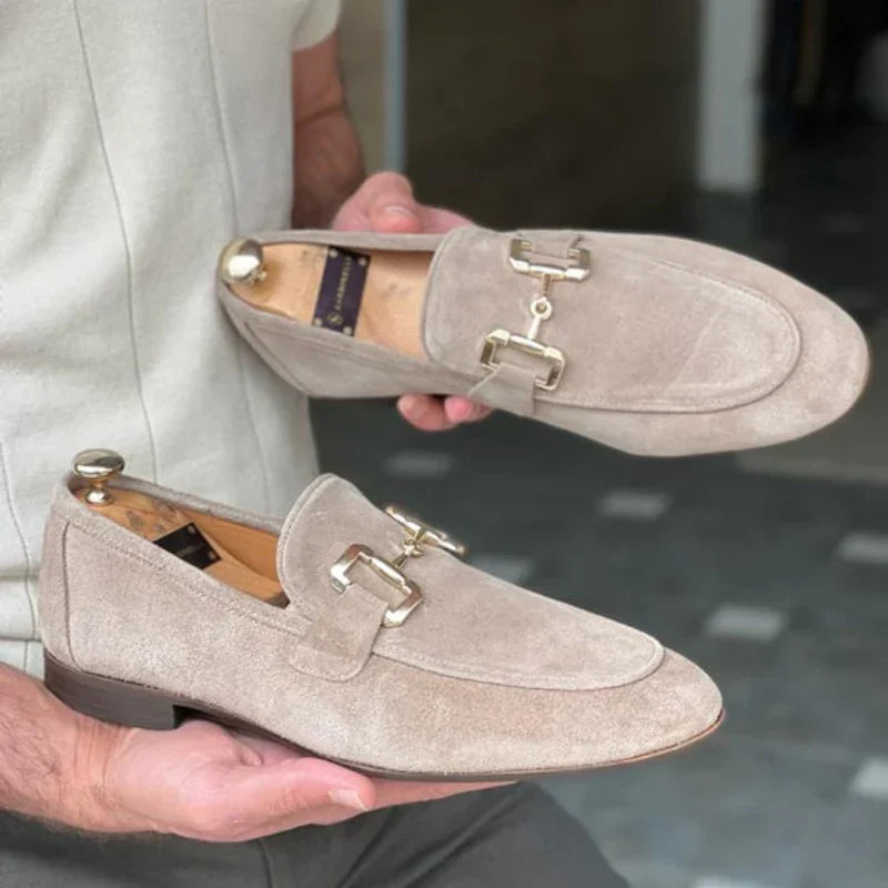 Suède loafer met metalen gespdetail