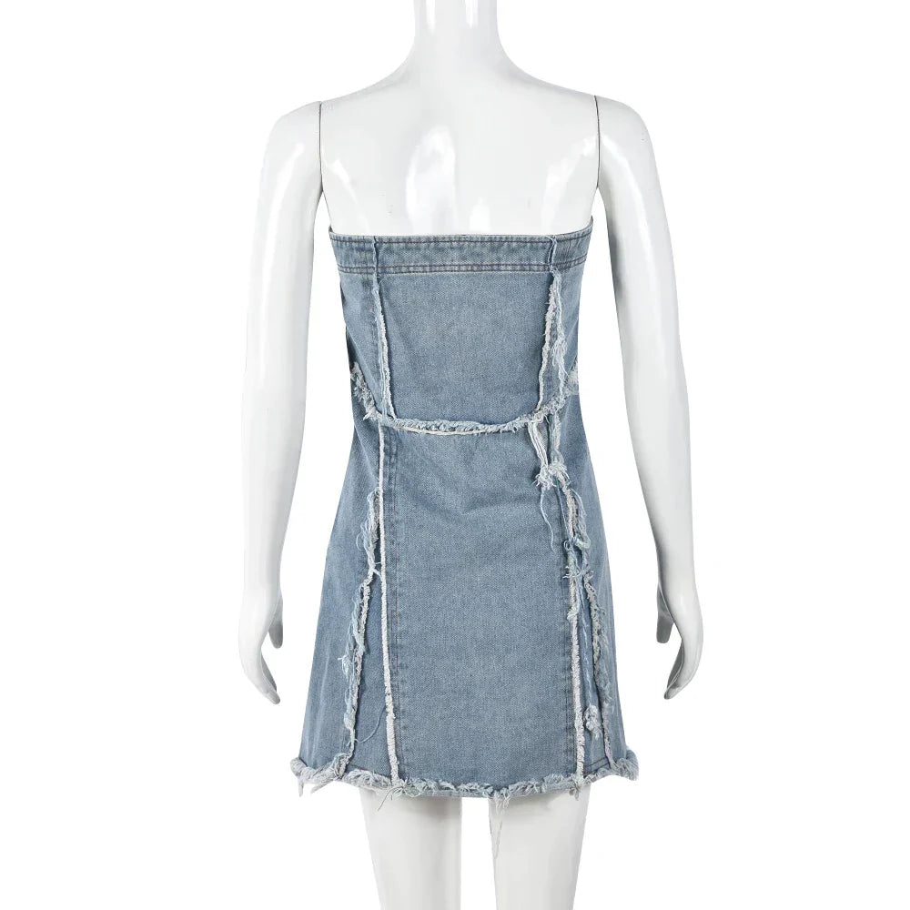 Strapless denim jurk met gerafelde zoom