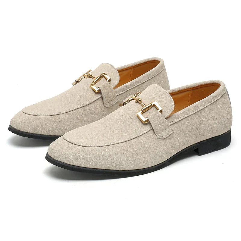 Suède loafer met metalen gespdetail