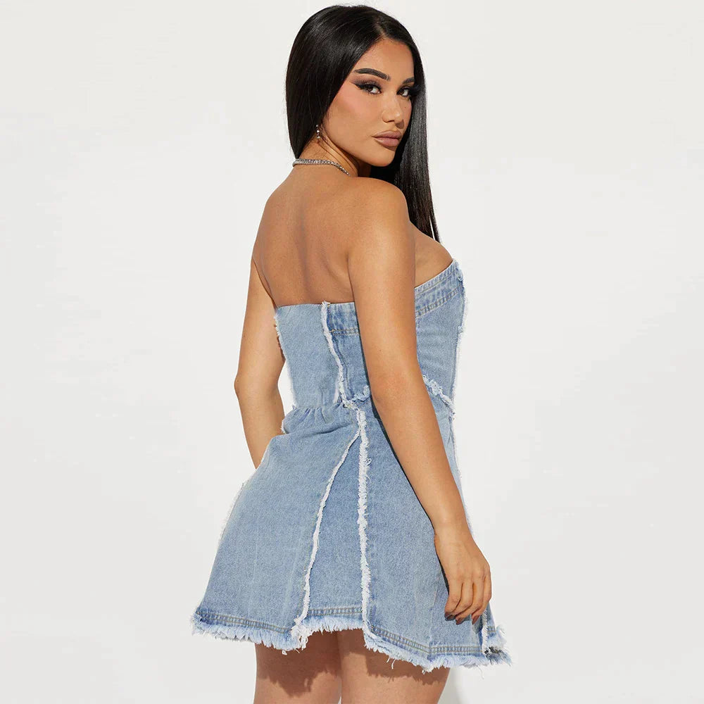 Strapless denim jurk met gerafelde zoom