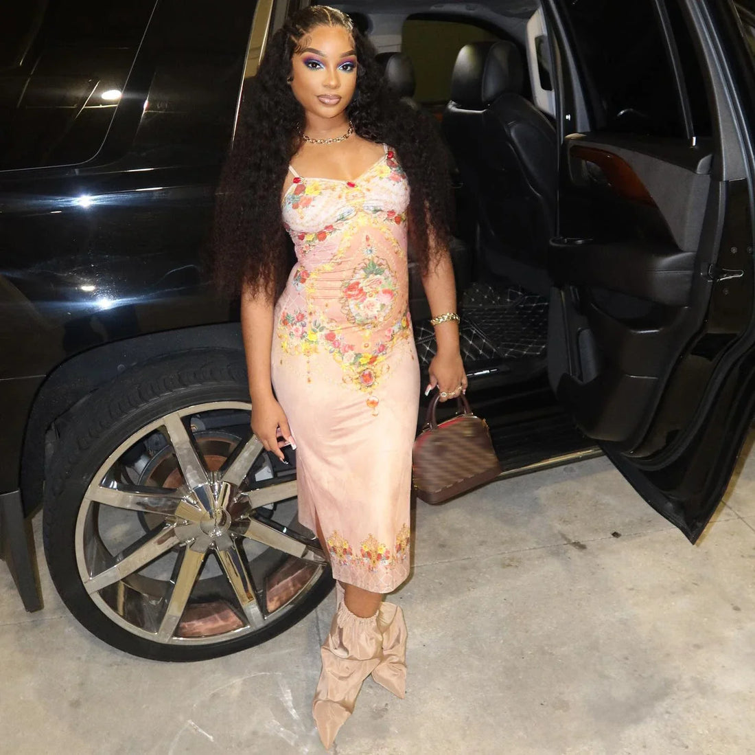 Geborduurde fluwelen jurk met bloemen en split in de zoom