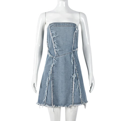 Strapless denim jurk met gerafelde zoom