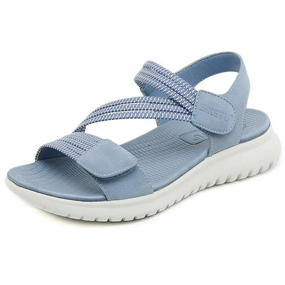 Sandalen met sleehak en verstelbare klittenbandsluiting