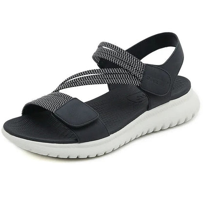 Sandalen met sleehak en verstelbare klittenbandsluiting