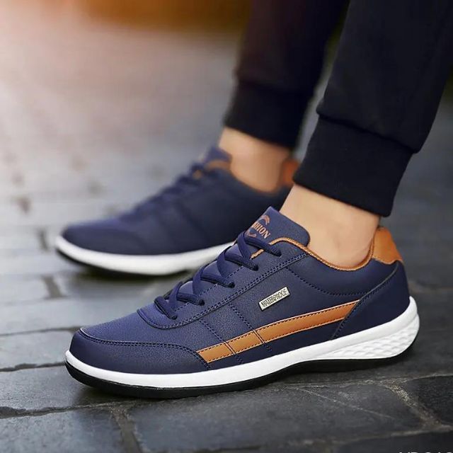 Lage sneakers met zijstrepen