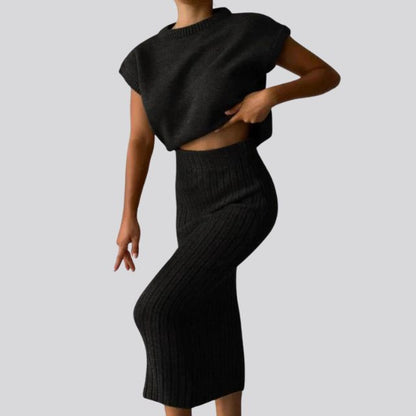 Mouwloze gebreide top en bijpassende geribde midi-rok set