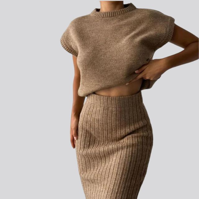 Mouwloze gebreide top en bijpassende geribde midi-rok set