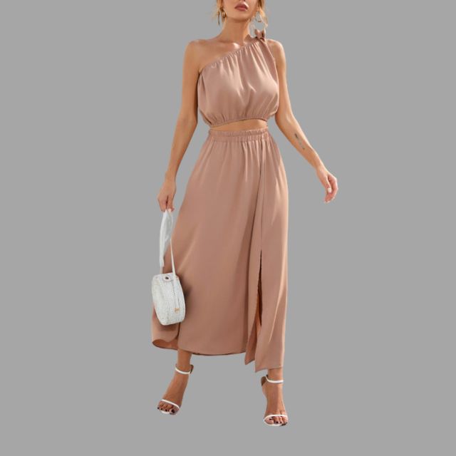 One-shoulder satijnen outfit met geknikte taille