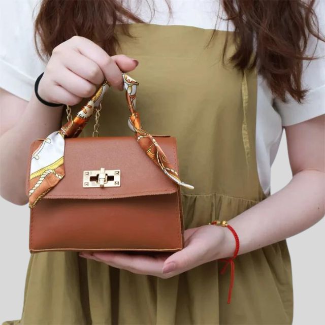 Klassieke handtas met zijden sjaal en kettingdetail