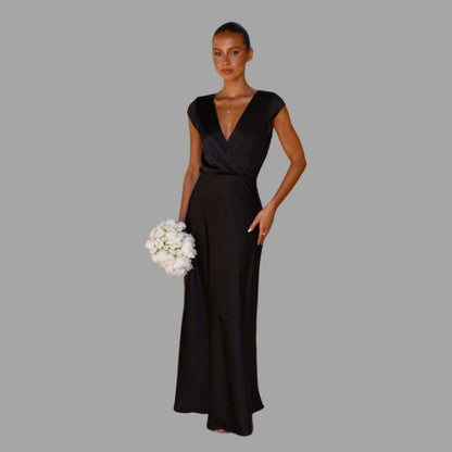 Elegante satijnen avondjurk met diep uitgesneden halslijn