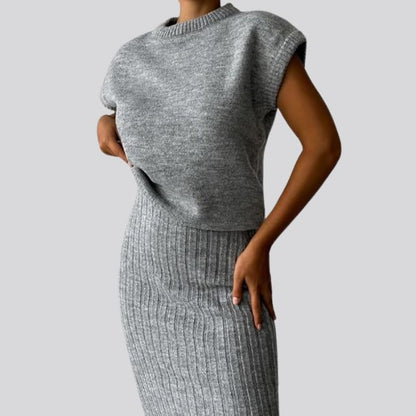 Mouwloze gebreide top en bijpassende geribde midi-rok set