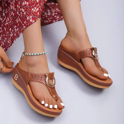 Zomerse sandalen met sleehak en teenopening