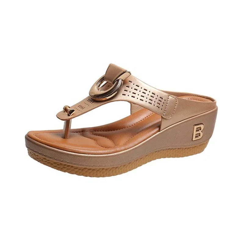 Zomerse sandalen met sleehak en teenopening