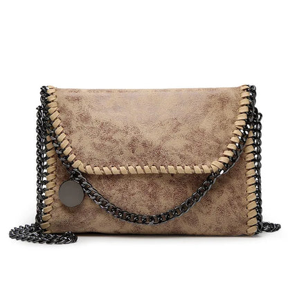 Suède clutch met kettingversiering