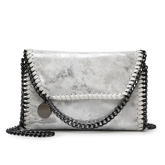 Suède clutch met kettingversiering