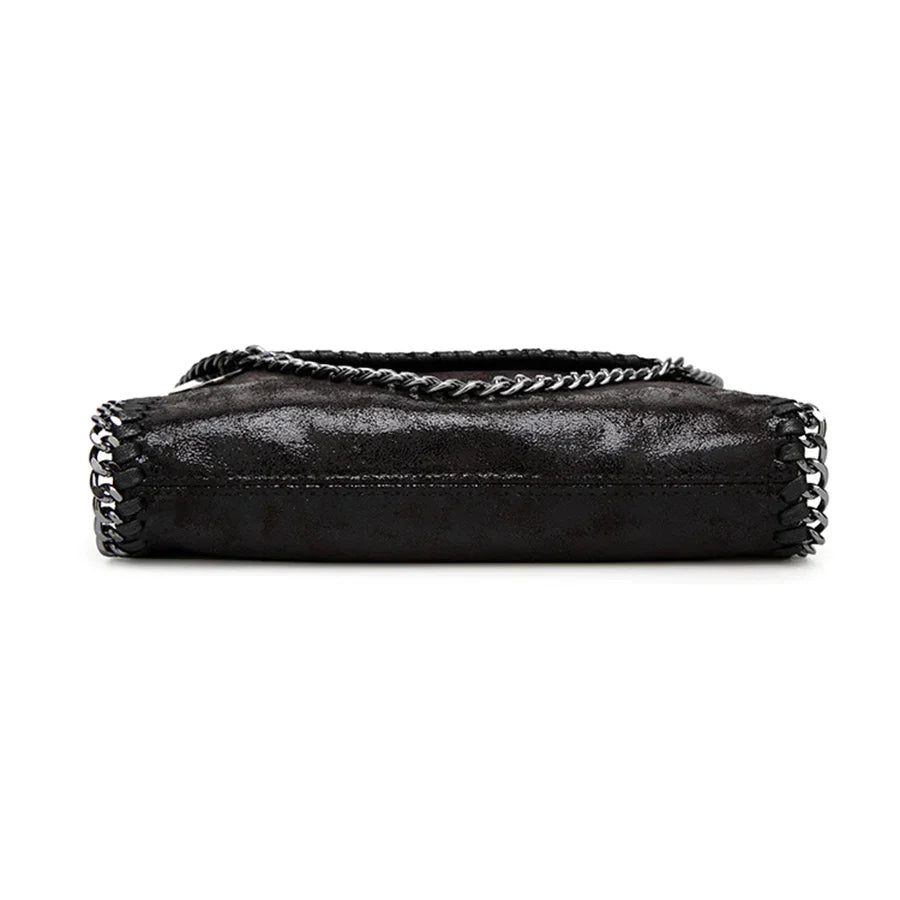 Suède clutch met kettingversiering