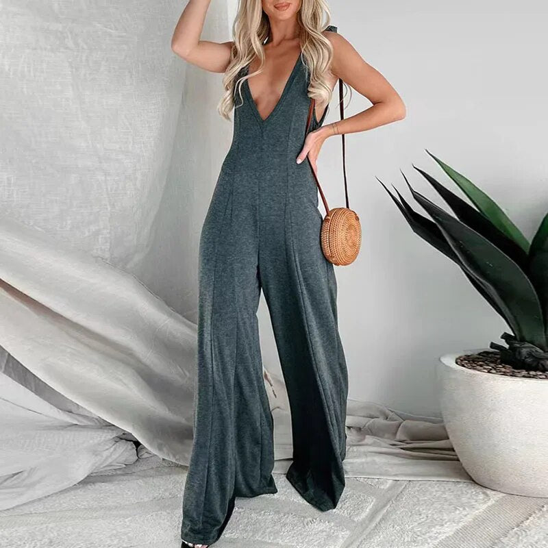 Jumpsuit met wijde pijpen en een diepe V-hals met striksluiting