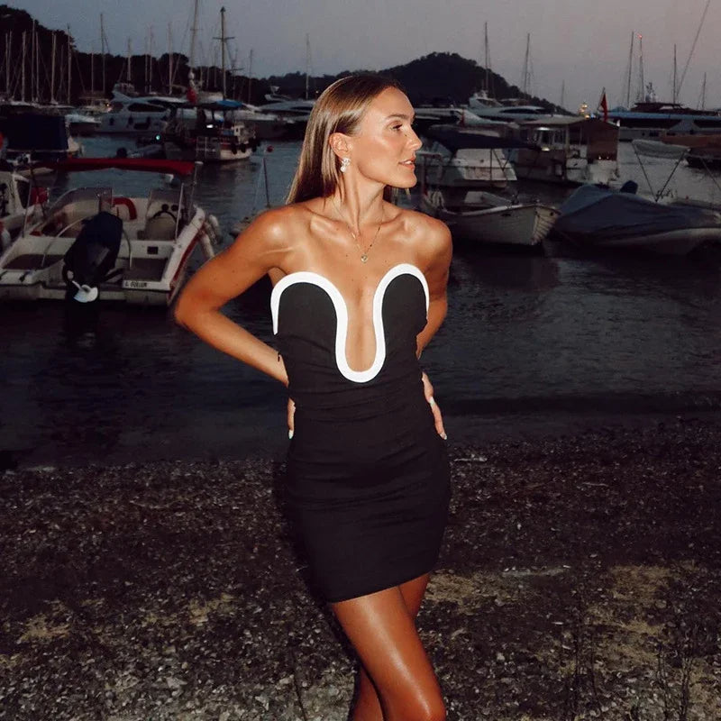 Mini-jurk met diep uitgesneden halslijn en contrasterende boorden