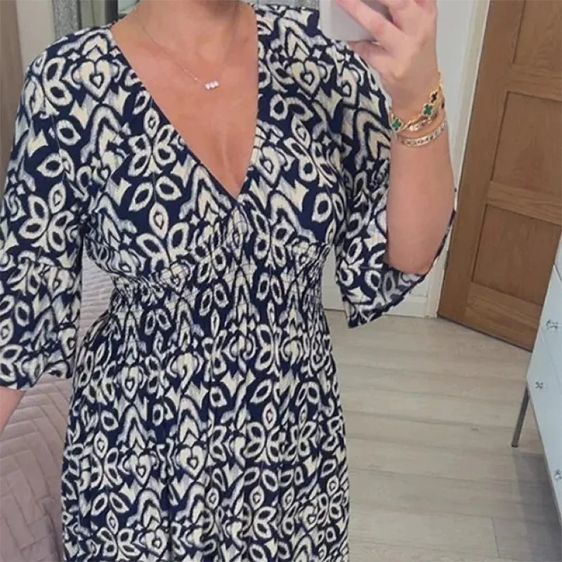 Lange damesjurk met V-hals en bloemenprint